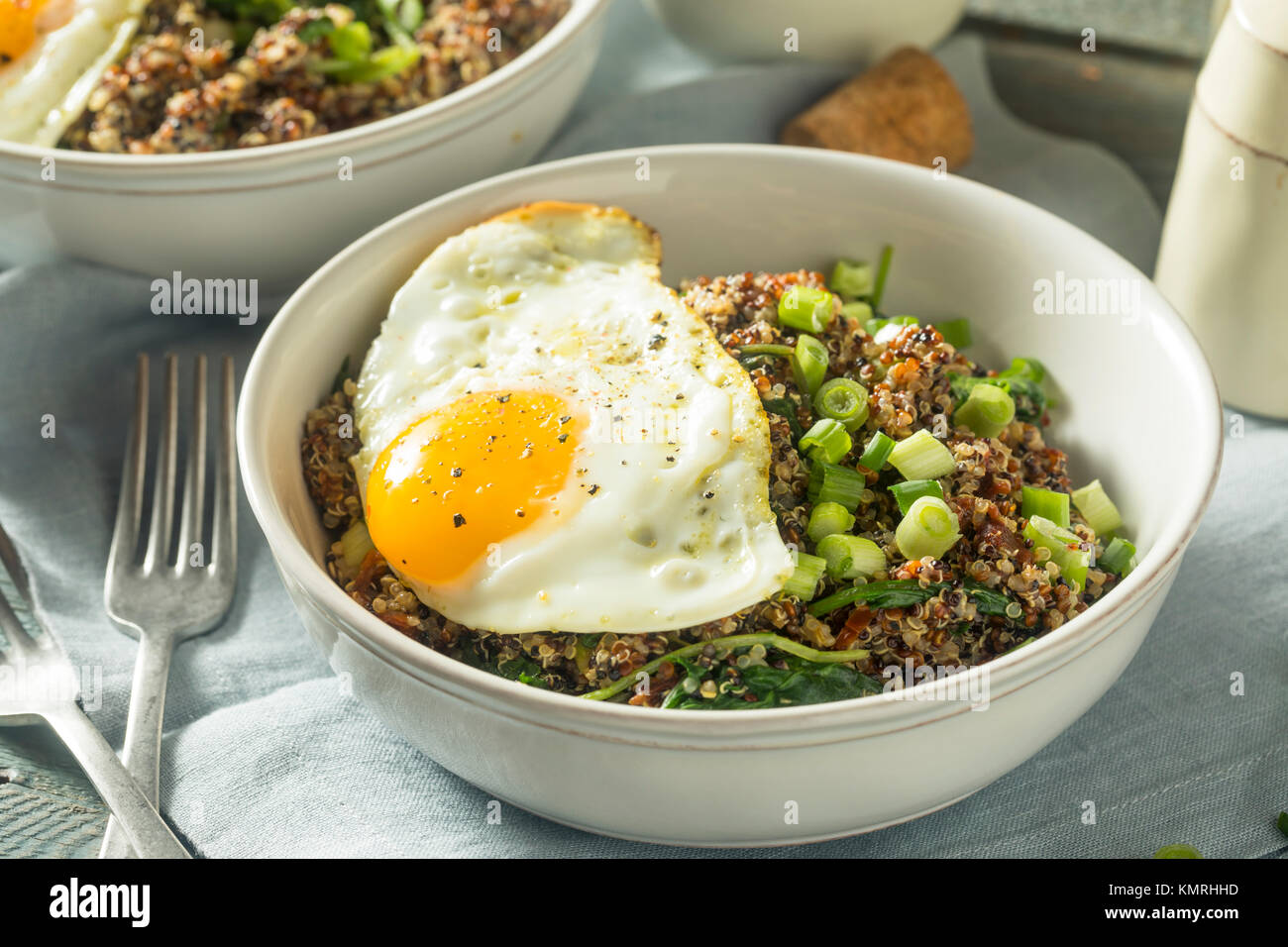 Sana Quinoa organica prima colazione ciotola con cipolla e uovo Foto Stock