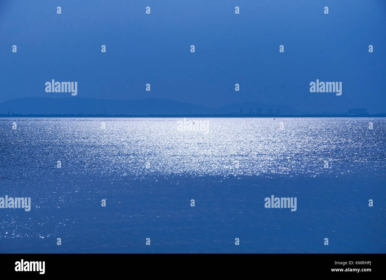 Il riflesso del sole sulle acque del Lago Tai, Taihu al di fuori dei tre regni city scenic area di Wuxi, Cina nella provincia di Jiangsu. Foto Stock