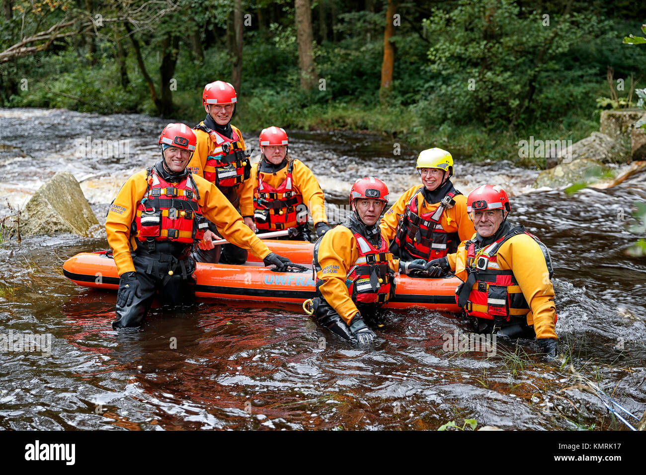 Wharfedale superiore cadde associazione Rescue Swift Team acqua prendendo parte ad un corso di formazione per esercitare sul fiume Washburn Nidderdale Foto Stock