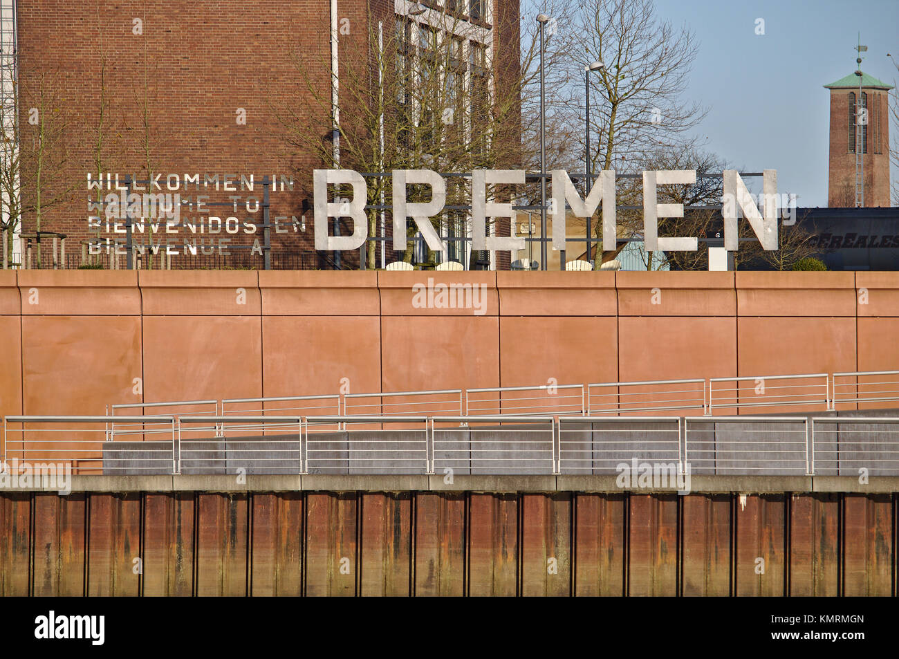 Bremen, Germania - Novembre 25th, 2017 - Grande Cartello in metallo dicendo Benvenuto a Brema in tedesco, inglese, spagnolo e francese montato su calcestruzzo marrone wal Foto Stock
