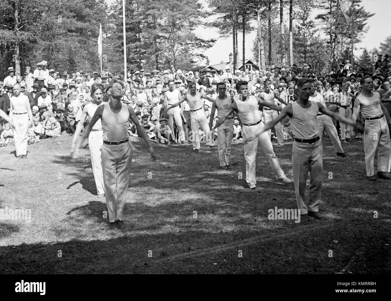 Voce maschile ginnasti eseguire al di fuori, Ginnastica mostrano nel venticinquesimo anniversario della cooperativa Janakkala Store, Finlandia, 1933 Foto Stock