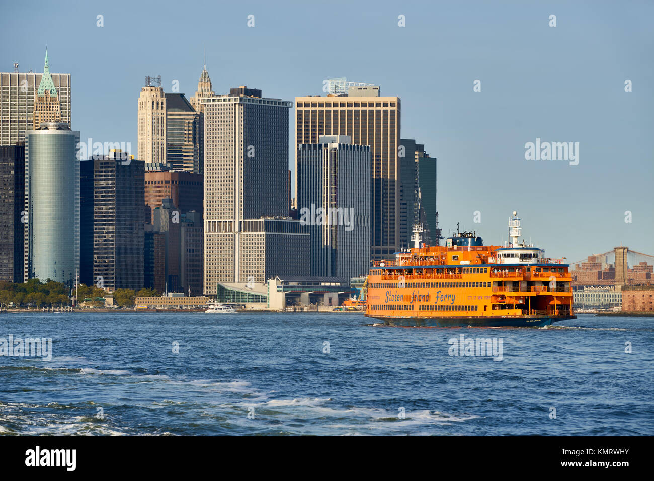 Il quartiere finanziario di grattacieli e Staten Island Ferry. La parte inferiore di Manhattan, New York City Harbour Foto Stock