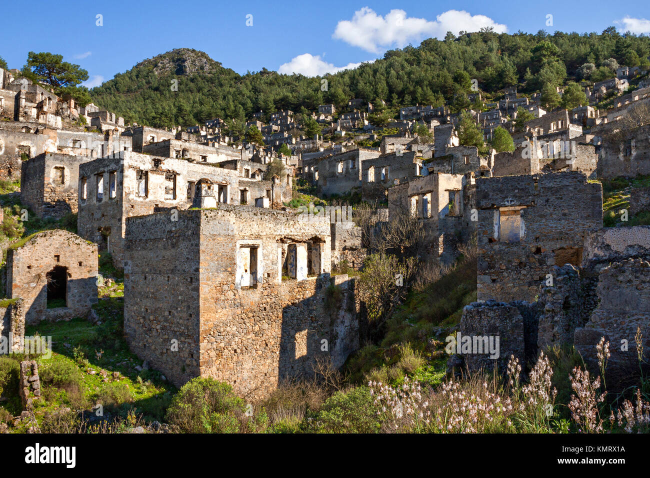 Case abbandonate e le rovine del villaggio di Kayakoy, Fethiye, Turchia Foto Stock