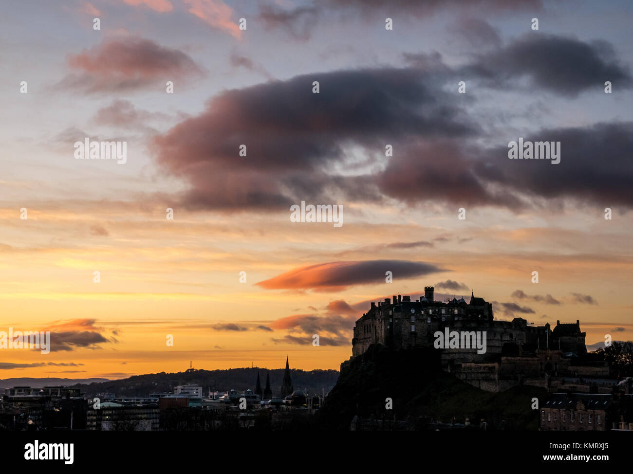 Tramonto colorato sullo skyline con la silhouette di affioramento del Castello di Edimburgo contro il cielo arancione al tramonto, Edimburgo, Scozia, Regno Unito Foto Stock