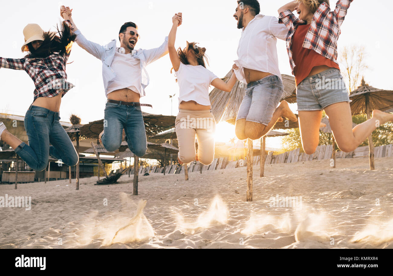 Un gruppo di giovani felici hanno godendo le vacanze estive Foto Stock