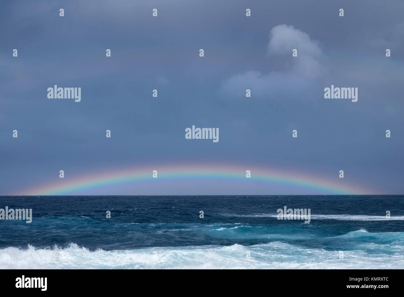 Rainbow spanning l orizzonte sul mare a Tenerife Spagna Foto Stock