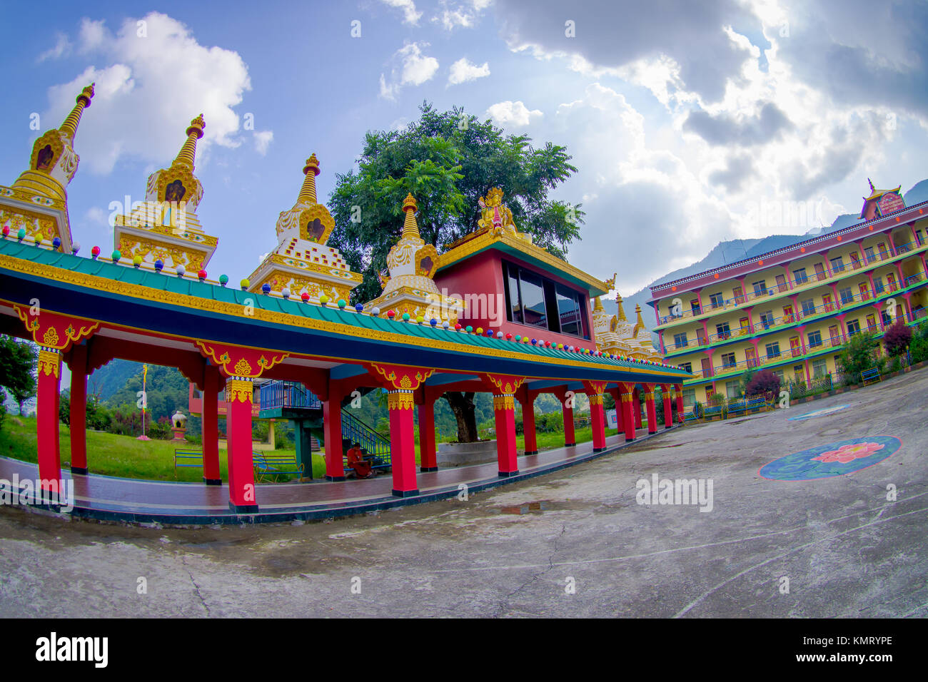POKHARA, Nepal - 06 ottobre 2017: architettura del Tibet. Monastero di Sakya è un pellegrino e destinazione turistica. La sua struttura religiosa è influenzato da stile mongolo, effetto fish-eye Foto Stock