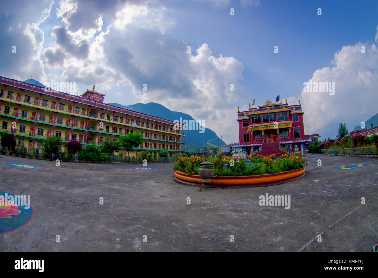 POKHARA, Nepal - 06 ottobre 2017: architettura del Tibet. Monastero di Sakya è un pellegrino e destinazione turistica. La sua struttura religiosa è influenzato da stile mongolo, effetto fish-eye Foto Stock