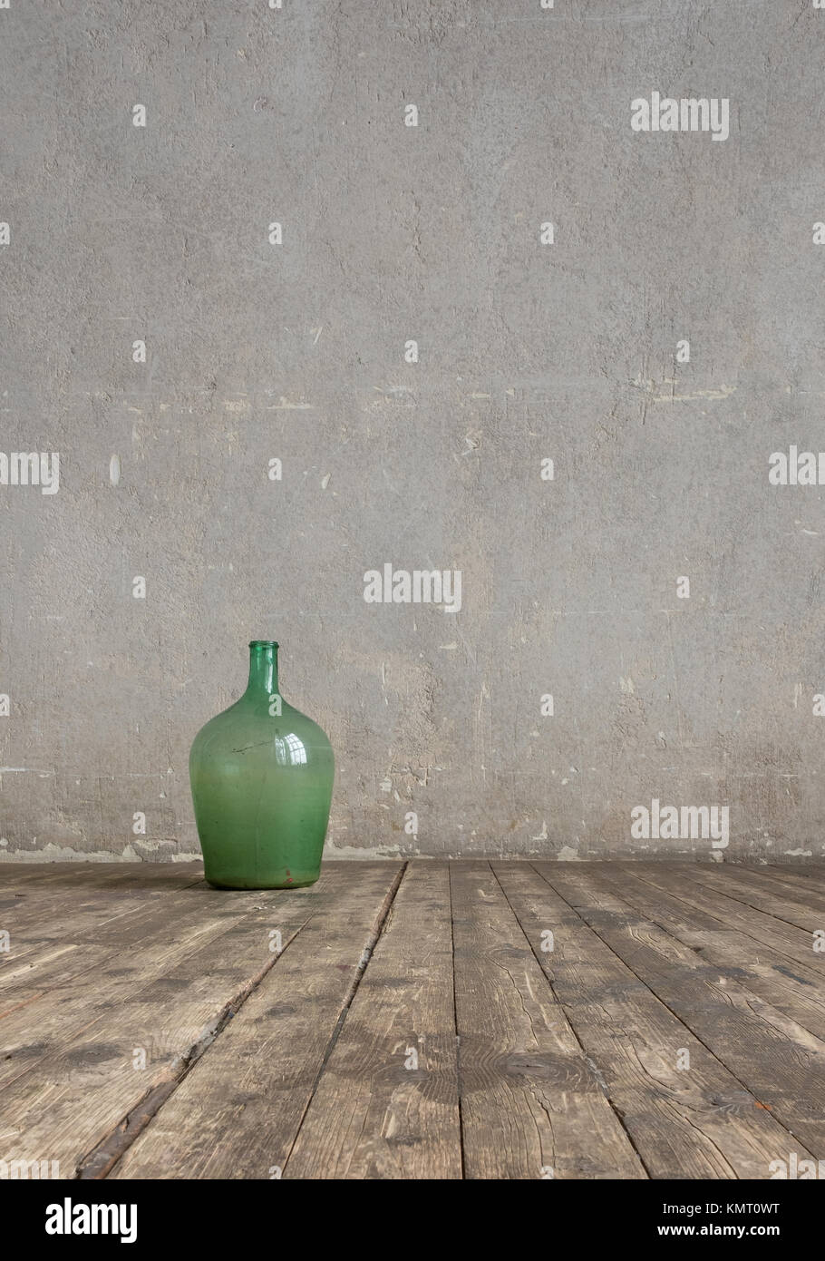 Luminose vintage studio interno con pavimento in legno e materie parete in calcestruzzo Foto Stock