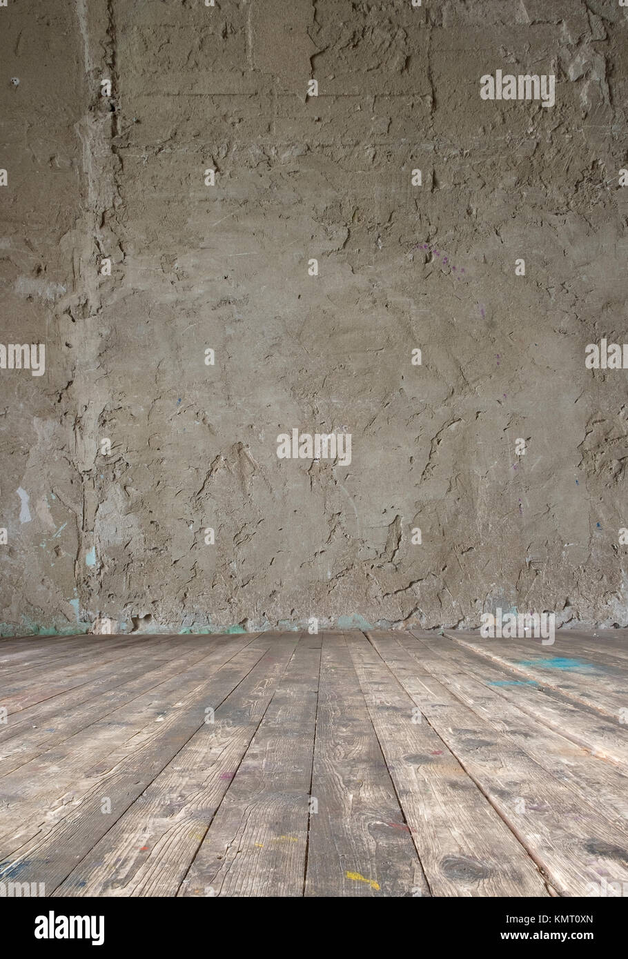 Luminose vintage studio interno con pavimento in legno e materie parete in calcestruzzo Foto Stock