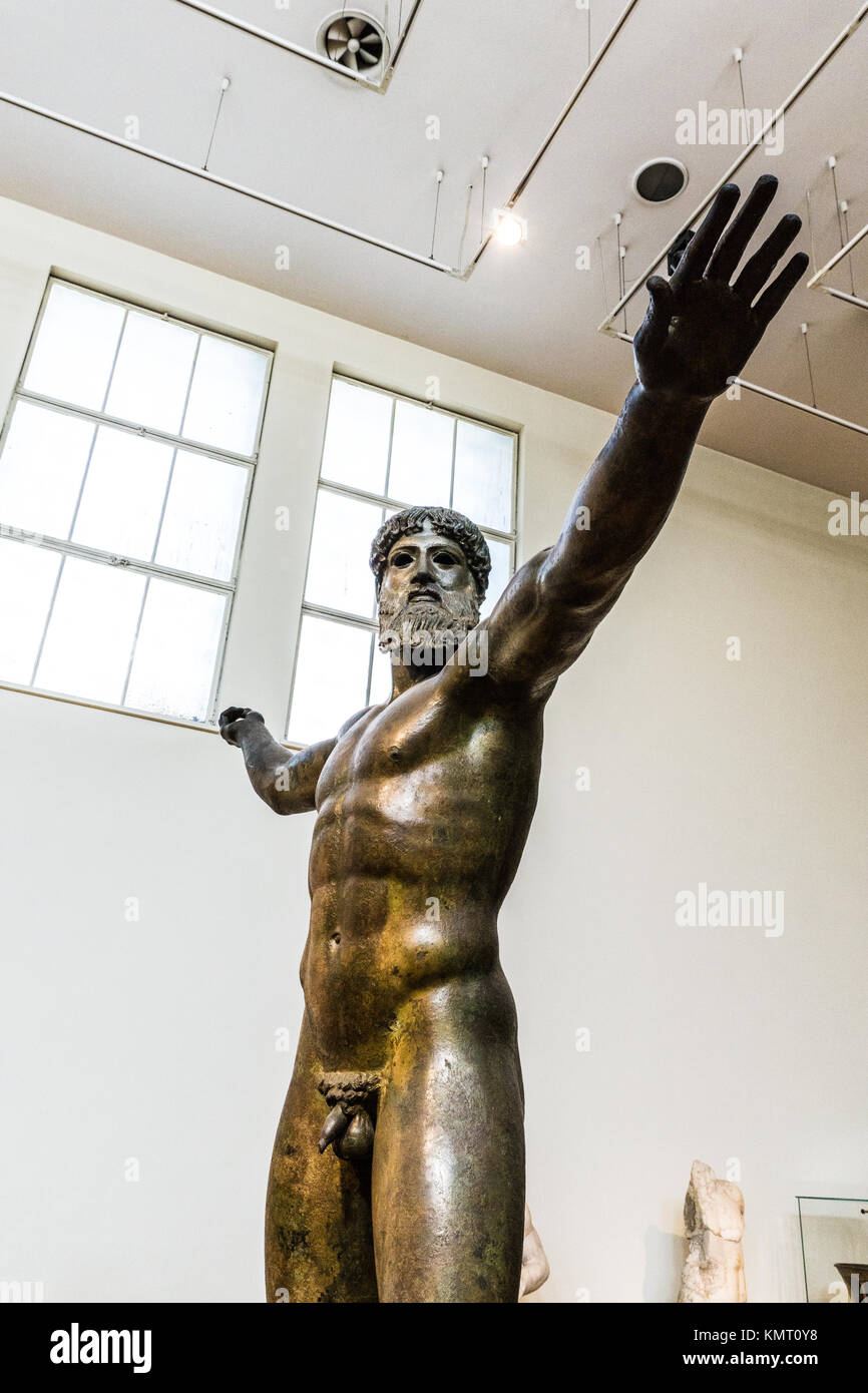 Statua di bronzo di Zeus o Poseidone nel museo archeologico di Atene Foto Stock