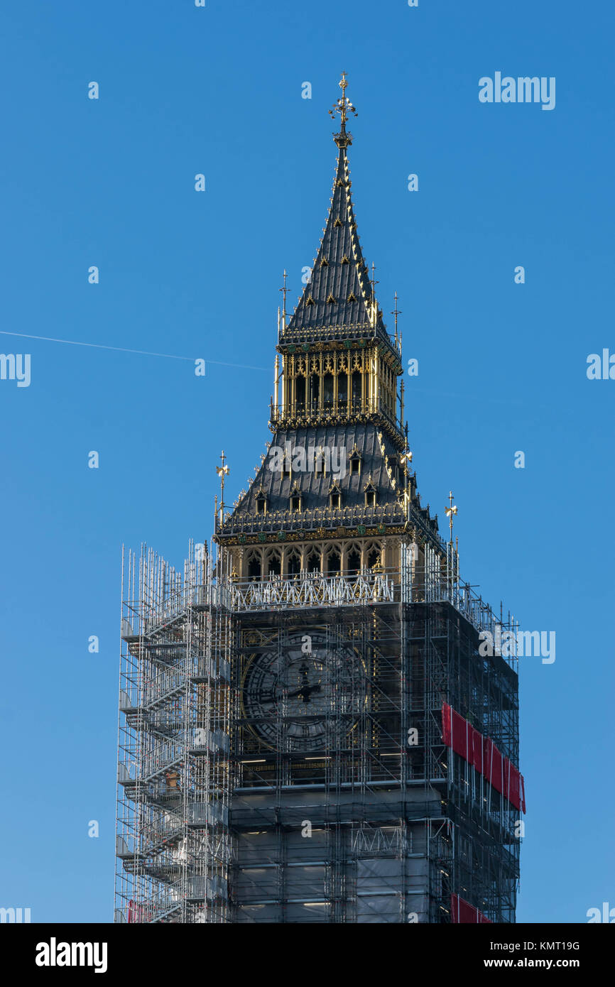 LONDON, Regno Unito - Ottobre 17th, 2017: chiusura del ponteggio intorno alla torre di Elizabeth, più comunemente noto come Big Ben, durante il lungo lavoro di restauro e di riparazione delle case del Parlamento. Foto Stock