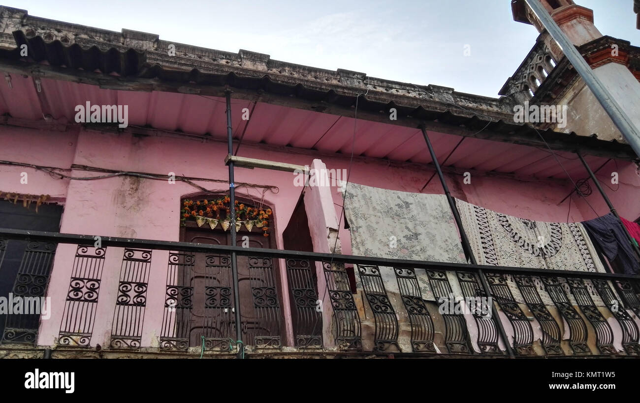 Rosa edificio ornato con tappeti di arieggiare al di fuori, prese a Nuova Delhi in India Foto Stock