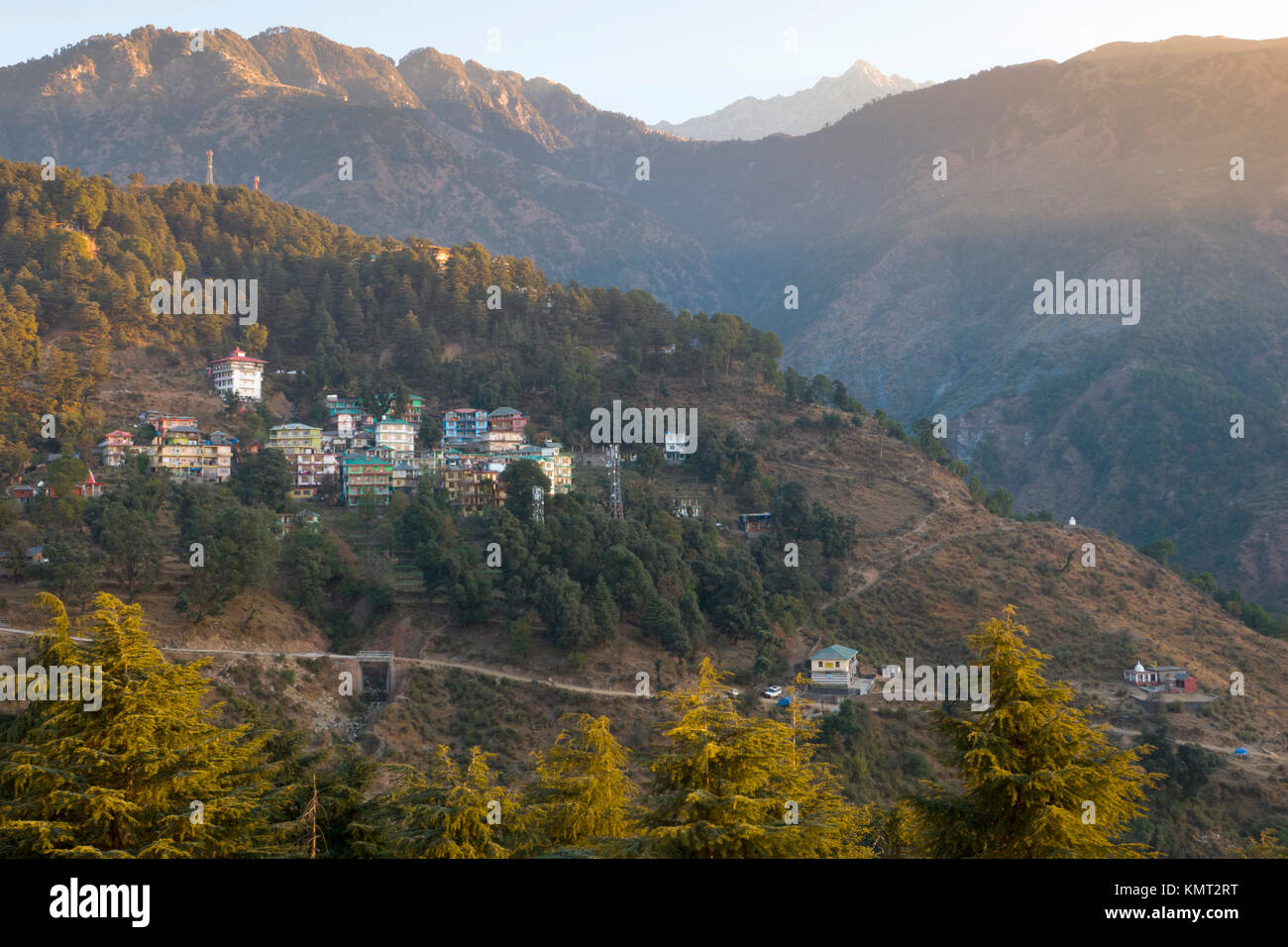 Vista panoramica di Mcleod Ganj del Dhauladhar mountain range, India Foto Stock