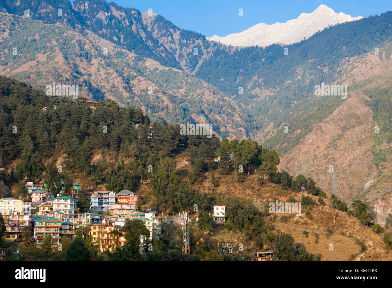 Vista panoramica di Mcleod Ganj del Dhauladhar mountain range, India Foto Stock