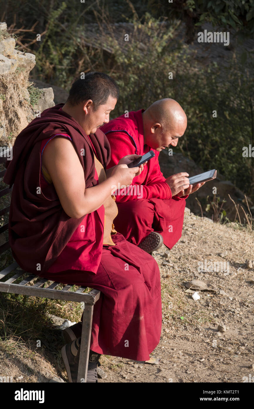 Monaci Tibetani utilizzando i telefoni intelligenti Foto Stock