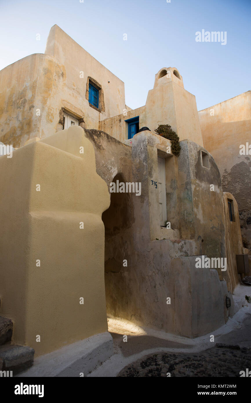 Villaggio Emporio, isola di Santorini, Grecia. Emporio tradizionale  insediamento si trova nella parte sud dell'isola. Case dal castello  veneziano Foto stock - Alamy