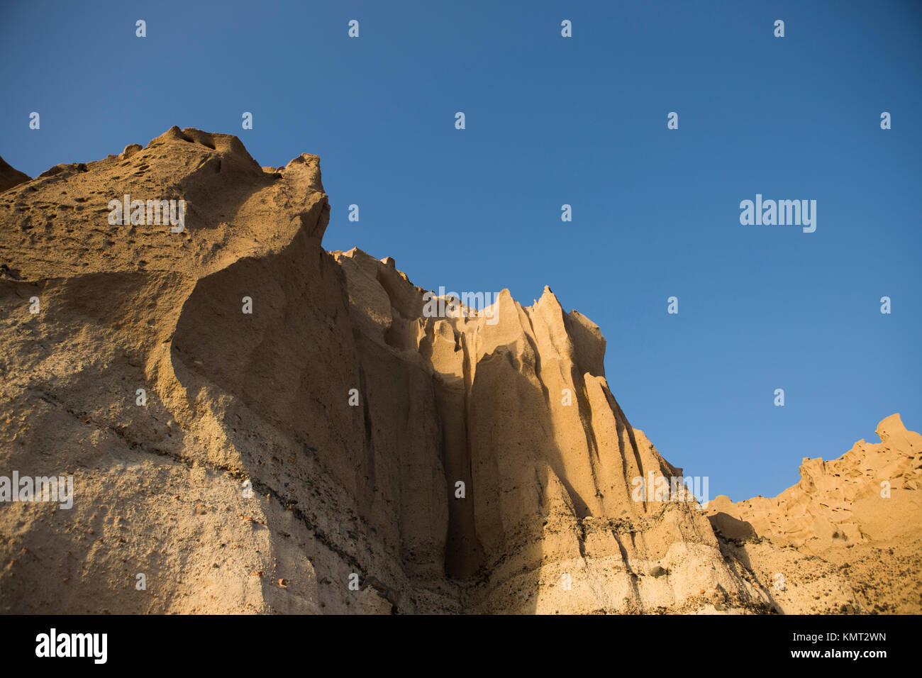 Vlichada black beach - Santorini Island, Grecia. Rocce di pomice formazioni geologiche nella parte sud dell'isola. Foto Stock