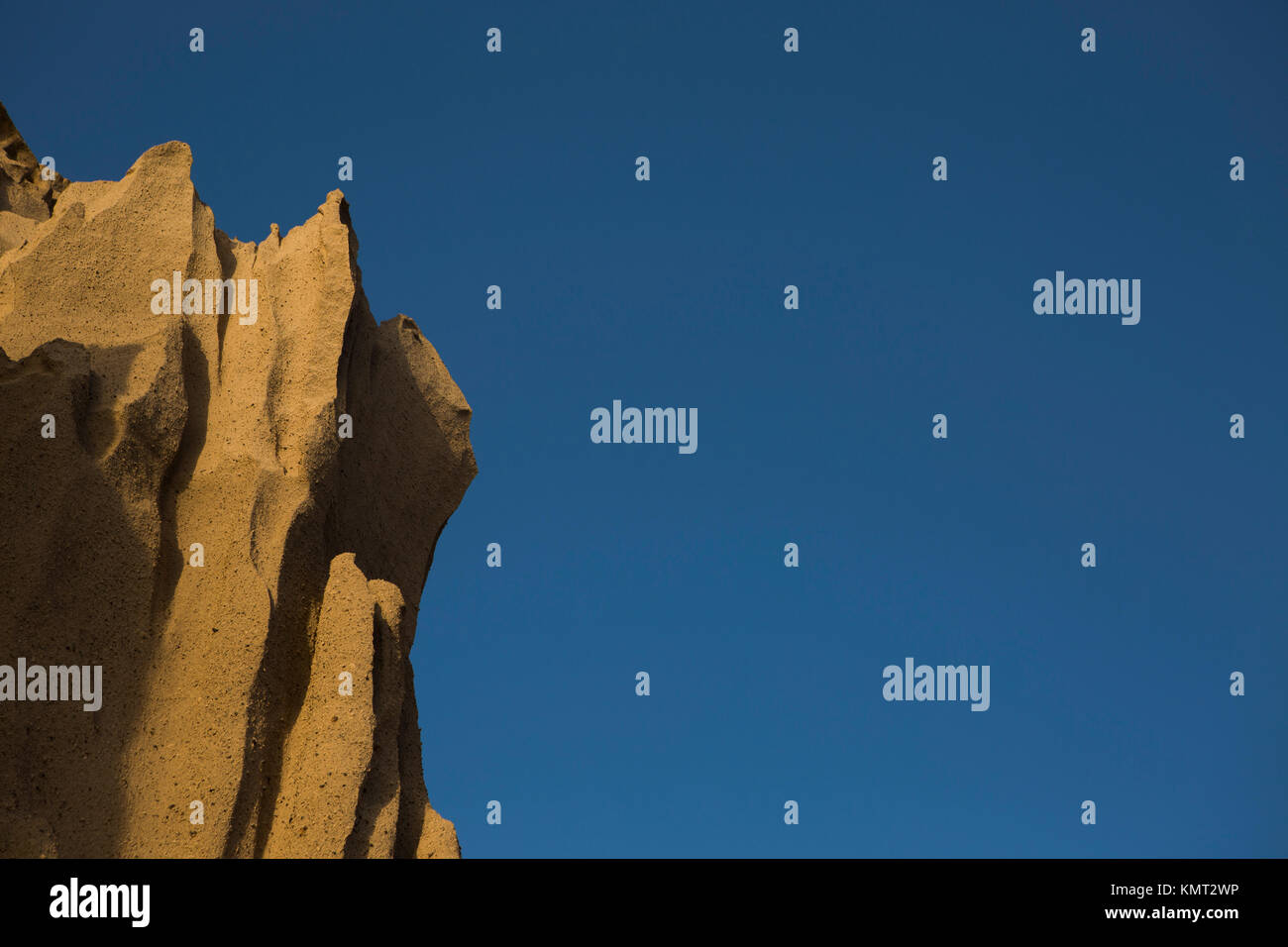 Vlichada black beach - Santorini Island, Grecia. Rocce di pomice formazioni geologiche nella parte sud dell'isola. Foto Stock
