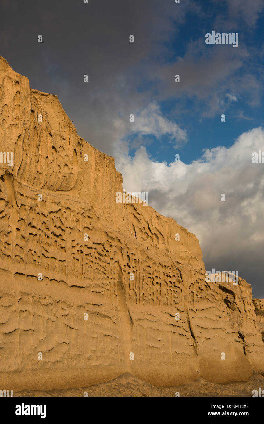 Vlichada black beach - Santorini Island, Grecia. Rocce di pomice formazioni geologiche nella parte sud dell'isola. Foto Stock