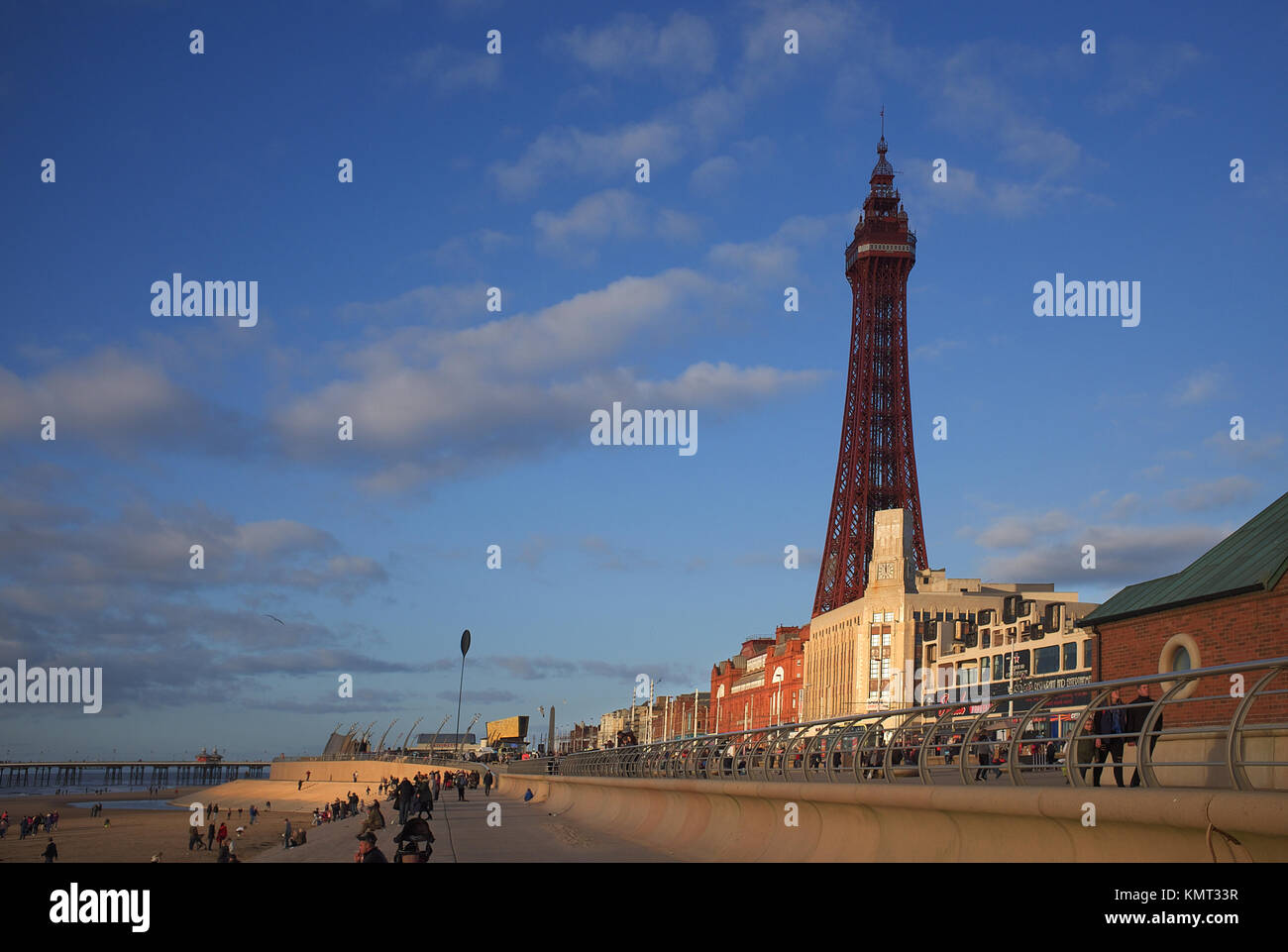 La Blackpool Tower e il lungomare nella luce della sera Foto Stock