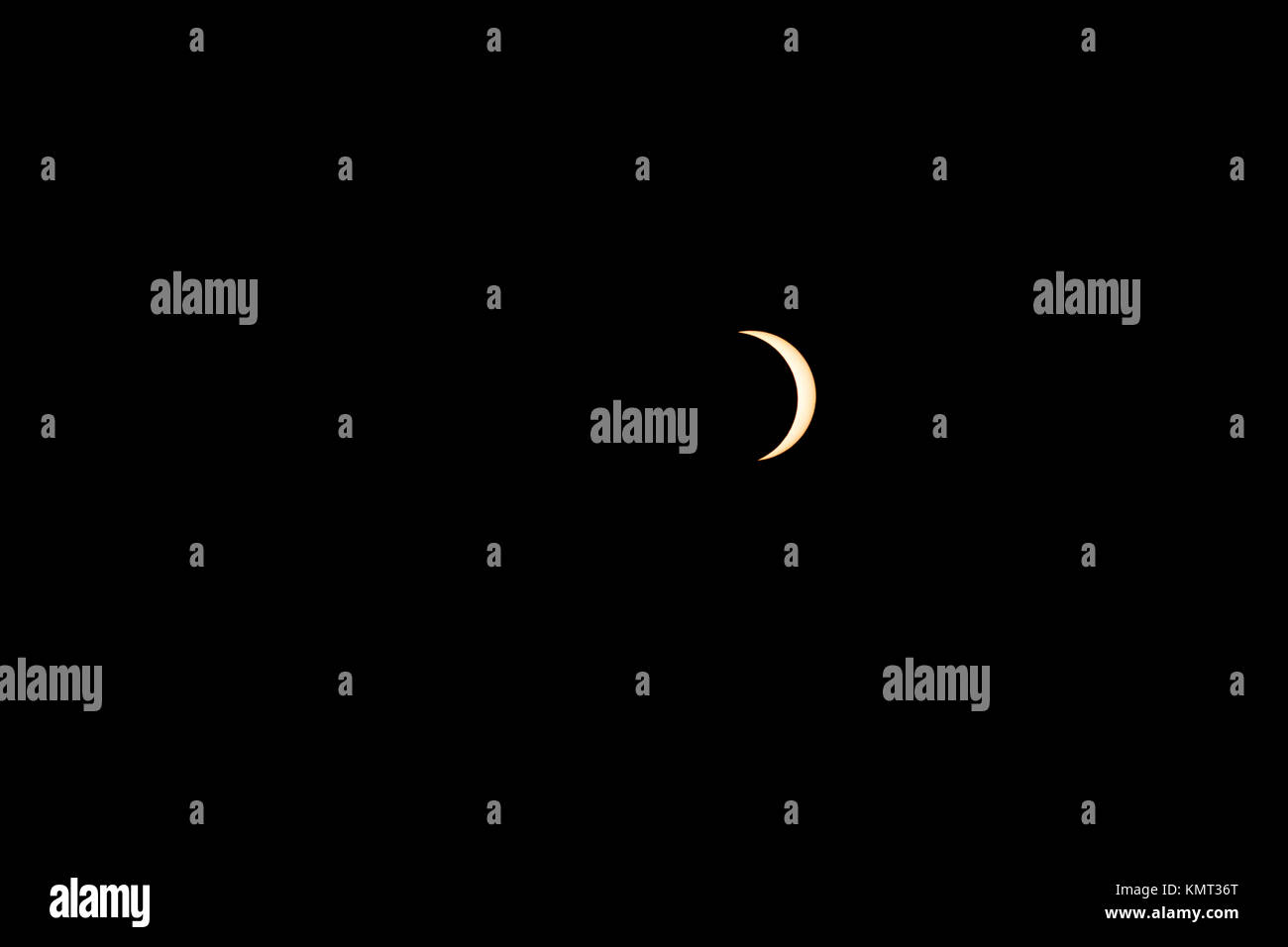 Sette ottavi completa eclissi solare scurisce il cielo a metà pomeriggio in Lassen Parco Nazionale Foto Stock