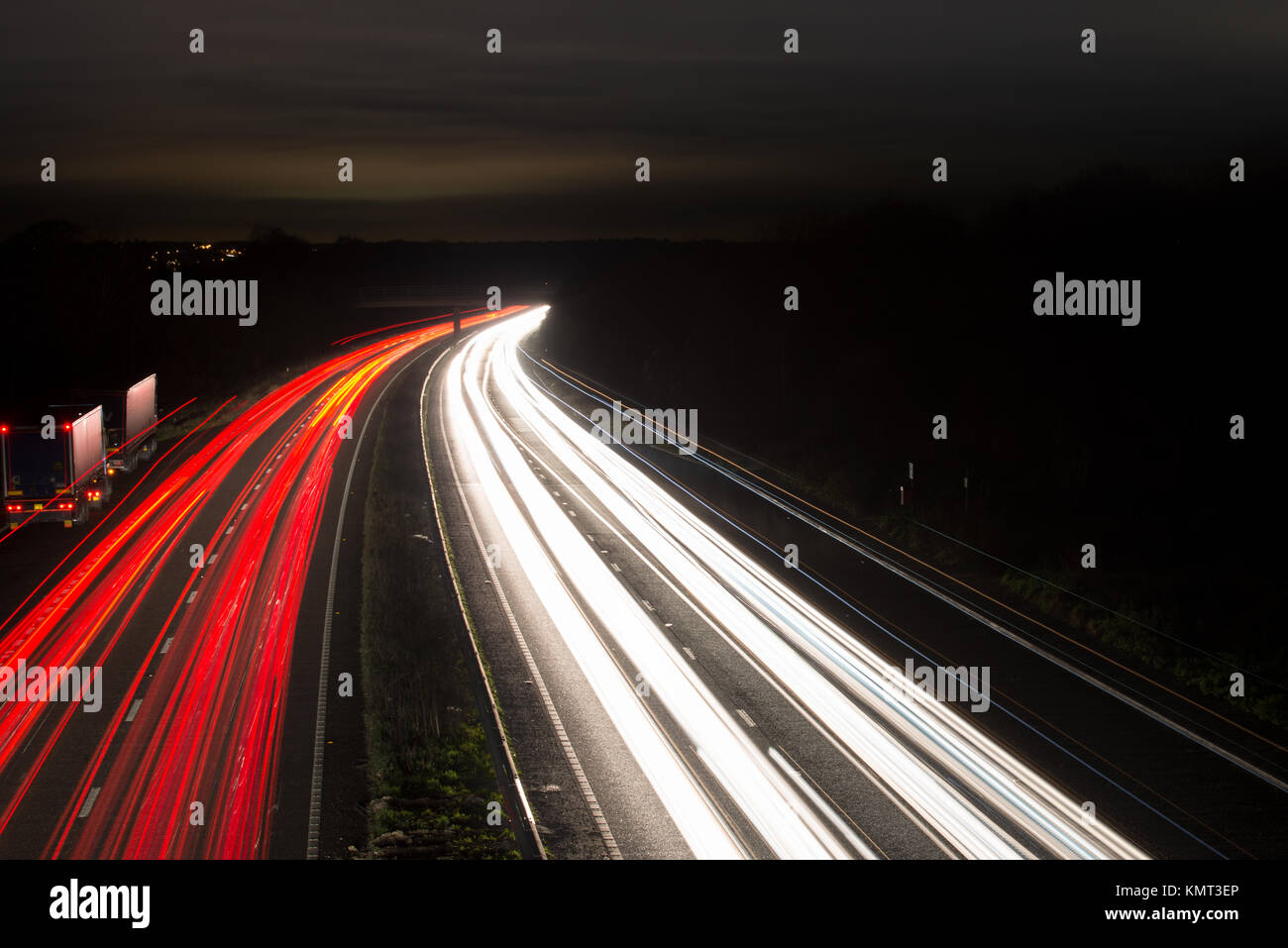 Inglese sentieri di luce. Ponte sopra la A23 Londra a Brighton strada principale, guardando a Nord. Foto Stock