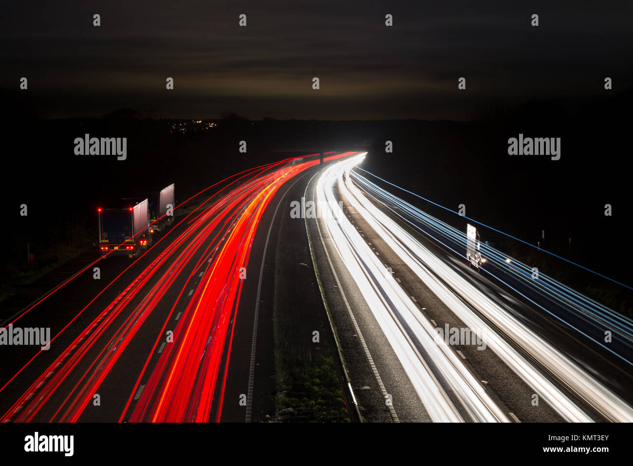 Inglese sentieri di luce. Ponte sopra la A23 Londra a Brighton strada principale, guardando a Nord. Foto Stock