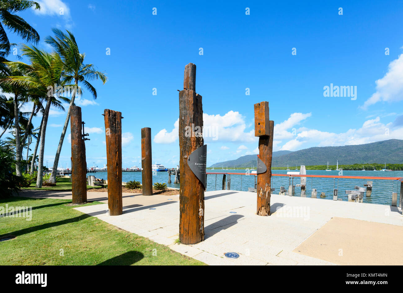 Vista di totem, arte pubblica sul Molo Marlin che raffigurano passato di vita degli aborigeni nella zona, Cairns, estremo Nord Queensland, FNQ, QLD, Australia Foto Stock