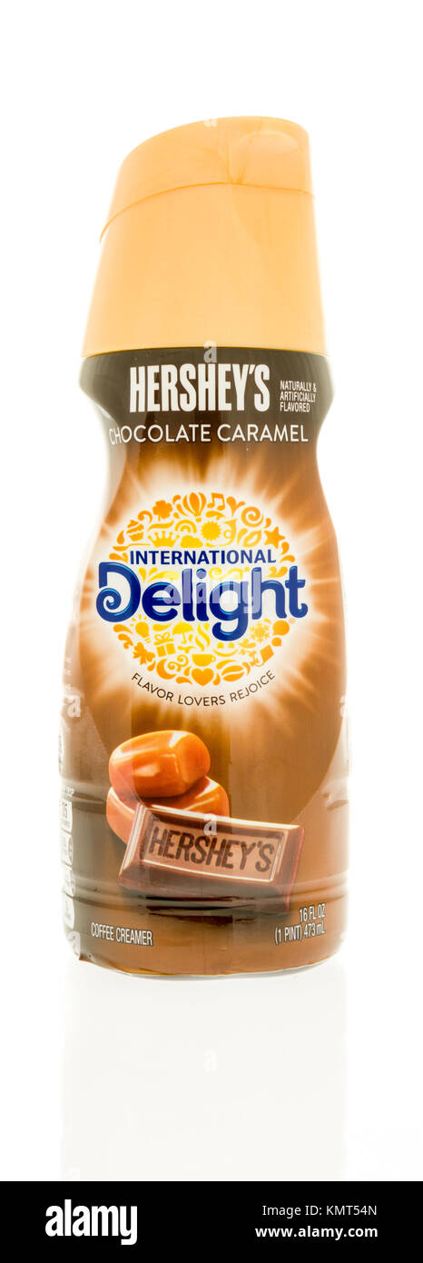 Winneconne, WI - 1 Dicembre 2017: una bottiglia di delizie internazionali creamer per caffè a Hershey al cioccolato di aroma caramello su un isolato su un backgro Foto Stock