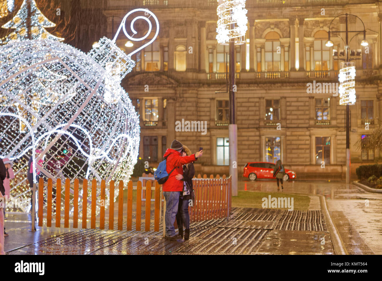 Turista giovane selfie Glasgow ama la fiera di Natale fayre mercato intrattenimento carnevale George Square, Glasgow City, Regno Unito Foto Stock