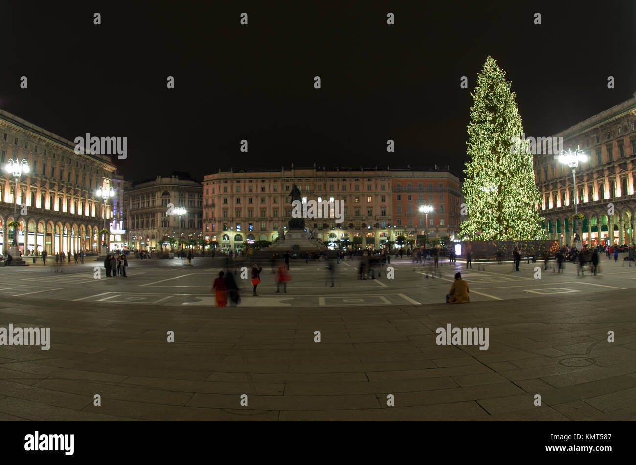 Tempo di Natale a Milano, con un grande albero illuminato in piazza del Duomo Foto Stock