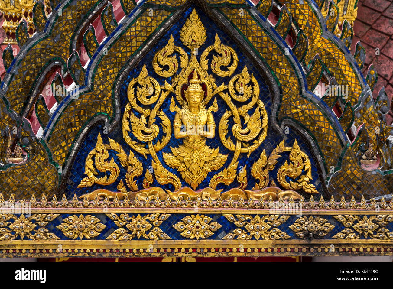 Bangkok, Tailandia. Dettaglio del Phra Mondop decorazione esterna. Foto Stock