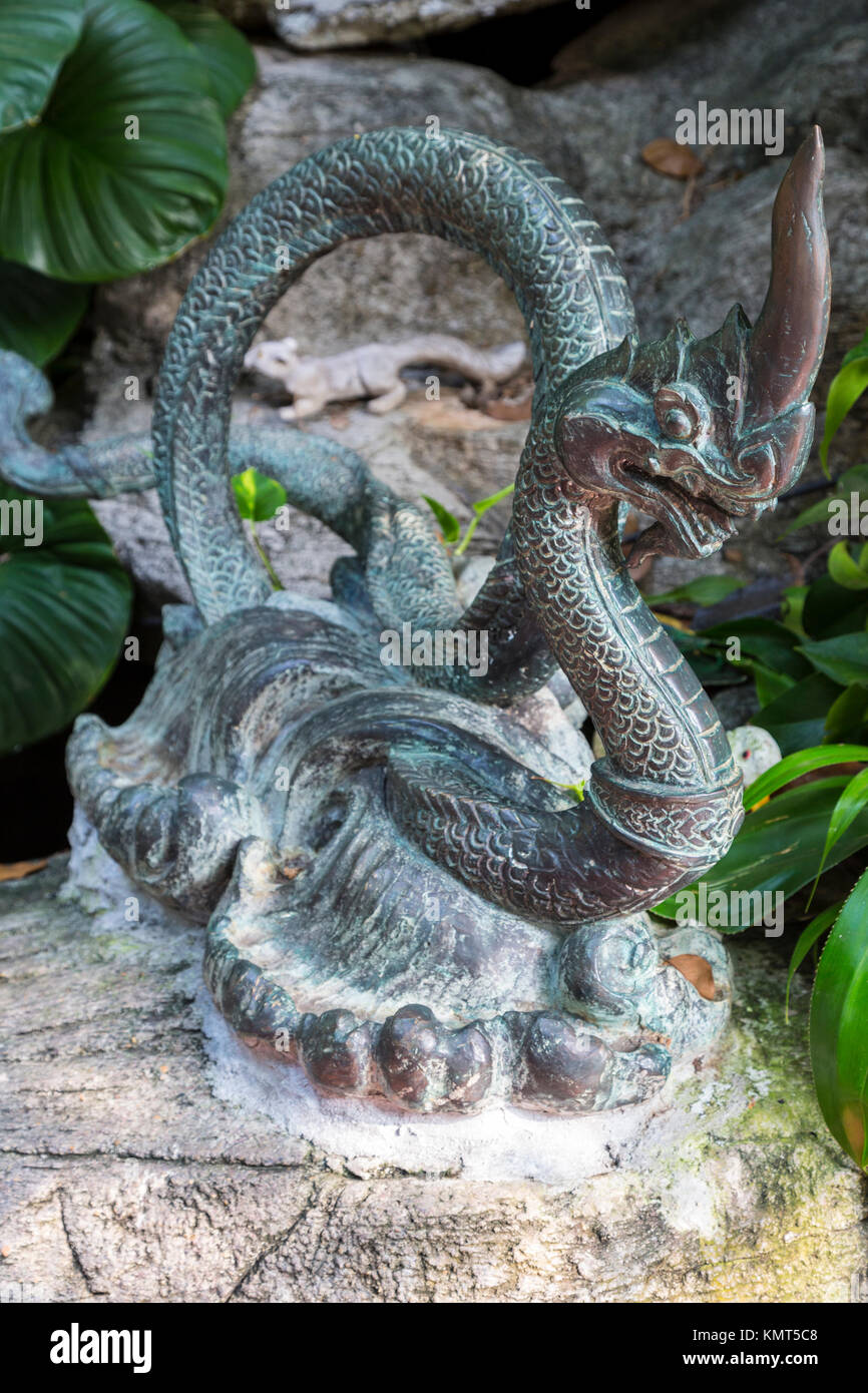Bangkok, Tailandia. Un Naga (Snake) guardia ingresso al Wat Saket (Phu Khao Thong), il Golden Mount. Foto Stock