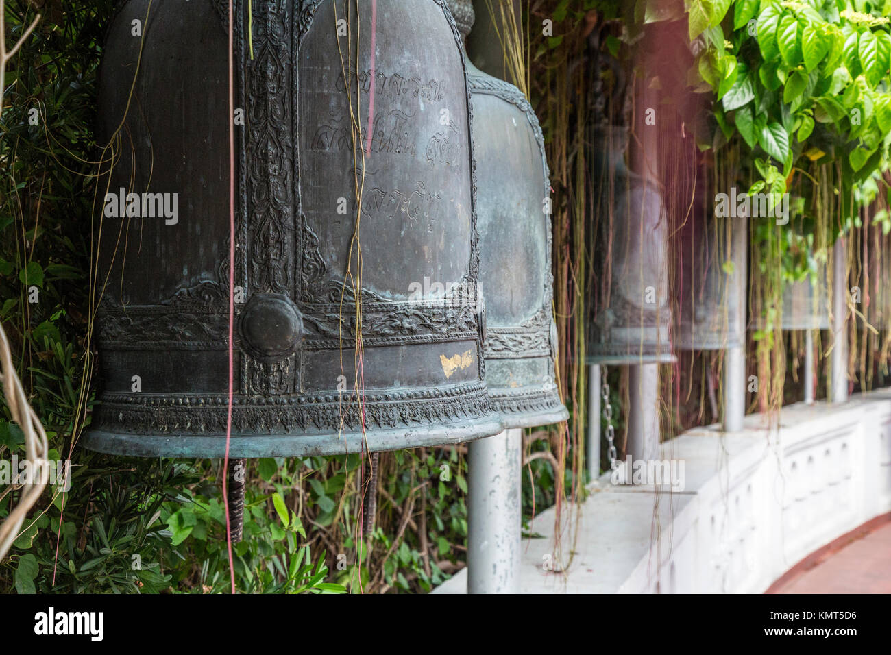 Bangkok, Tailandia. Campane lungo la passerella alla sommità del Wat Saket (Phu Khao Thong), il Golden Mount. Foto Stock