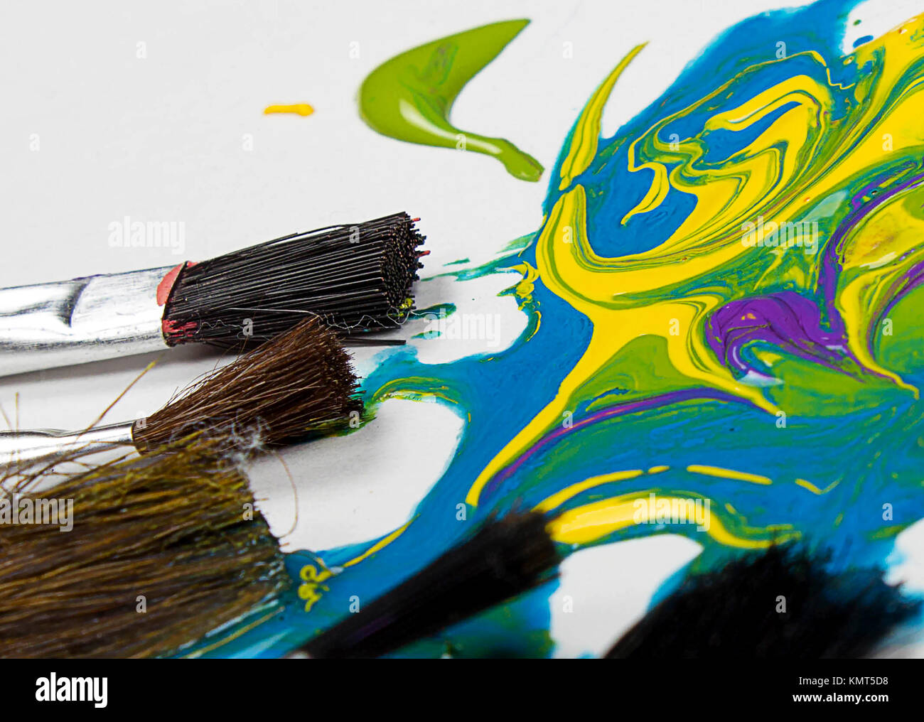 Close up sfondo astratto di pennelli per dipingere la posa in vernice colorata , blu, verde, giallo, viola Foto Stock