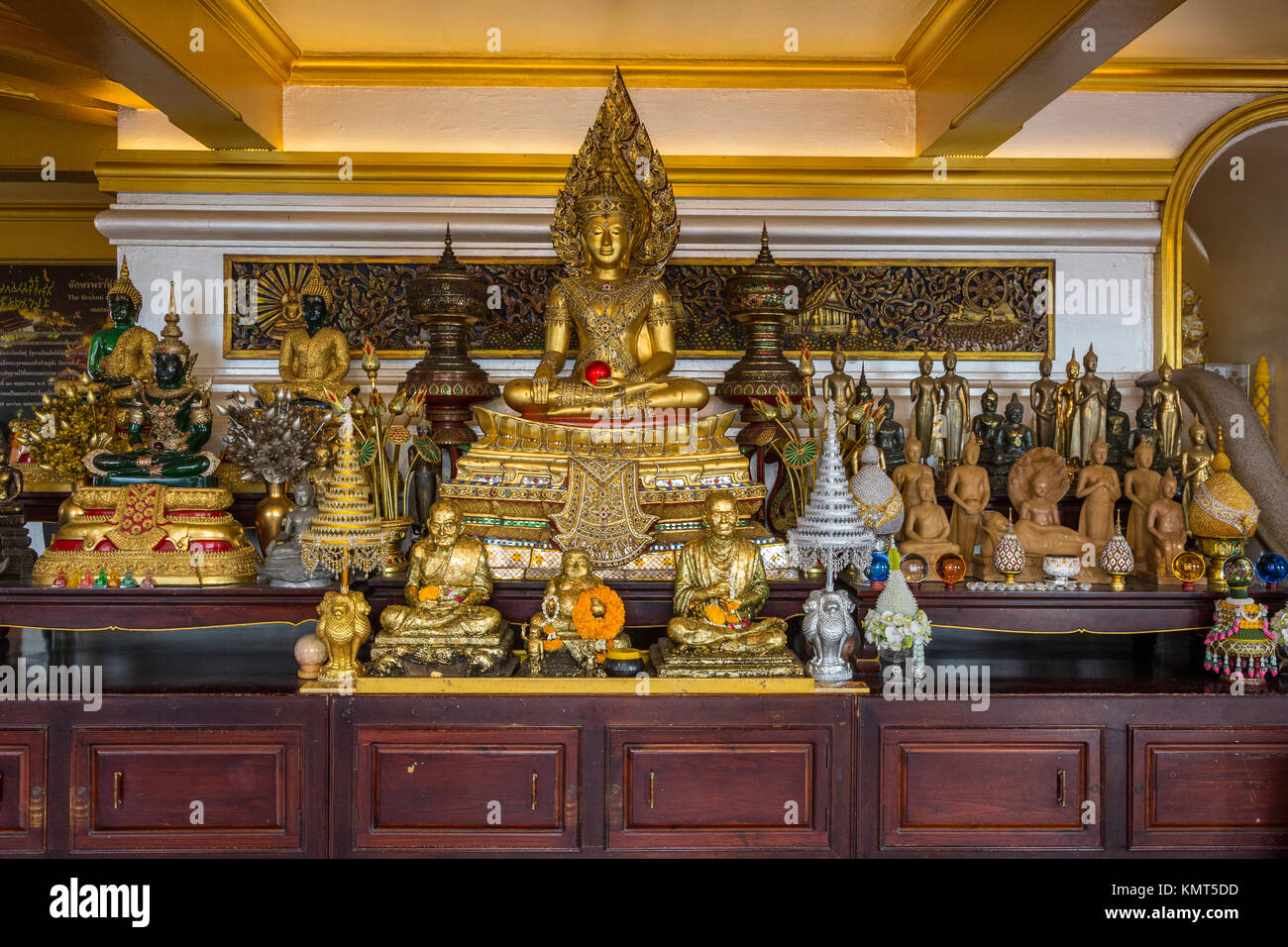 Bangkok, Tailandia. Altare al Buddha, Wat Saket (Phu Khao Thong), il Golden Mount. Foto Stock