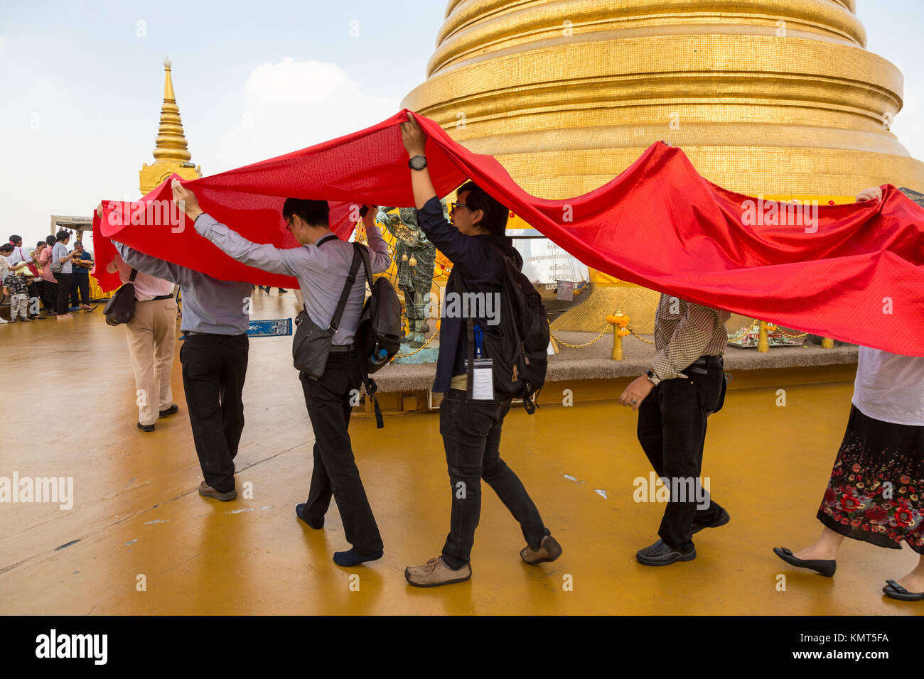 Bangkok, Tailandia. Wat Saket (Phu Khao Thong), il Golden Mount. I monaci di donatori di piombo intorno al Golden Chedi. Foto Stock