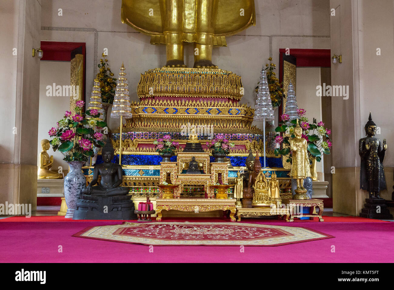 Bangkok, Tailandia. Altare al di sotto di una statua del Buddha al Wat Saket (Phu Khao Thong), adiacente al Golden Mount. Foto Stock