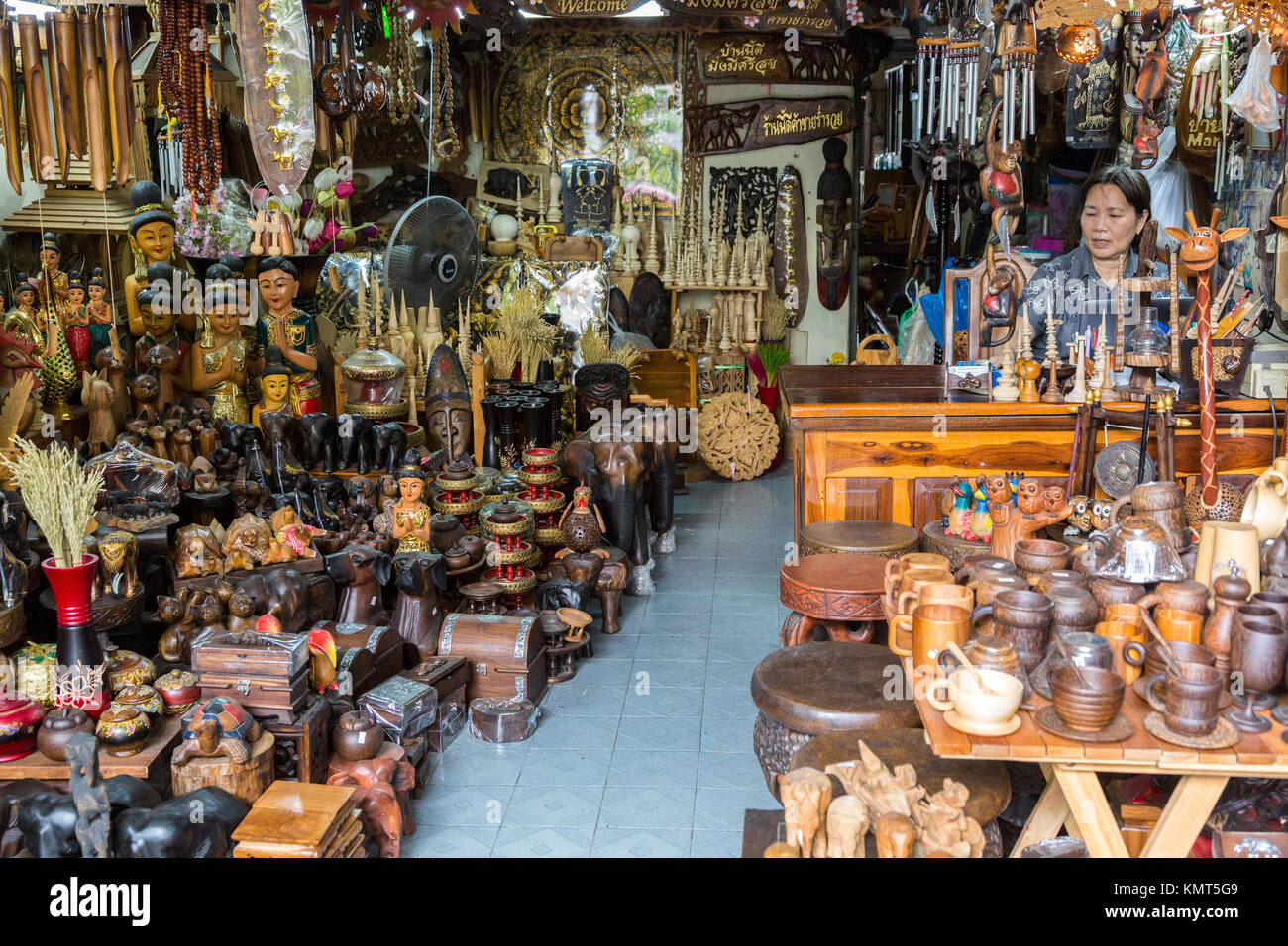 Bangkok, Tailandia. Negozio di souvenir e un negozio di artigianato. Foto Stock