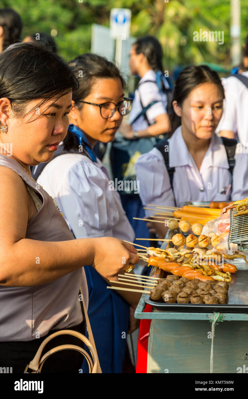 Bangkok, Tailandia. I clienti che comprano cibo di strada. Foto Stock