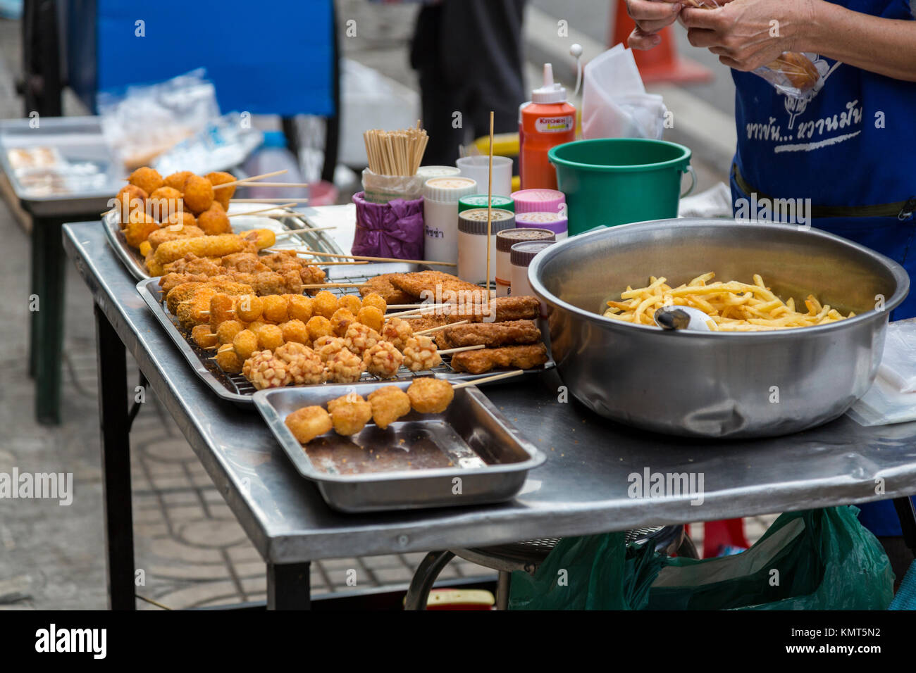 Bangkok, Tailandia. Cucina di strada in corrispondenza di un marciapiede del fornitore di supporto. Foto Stock