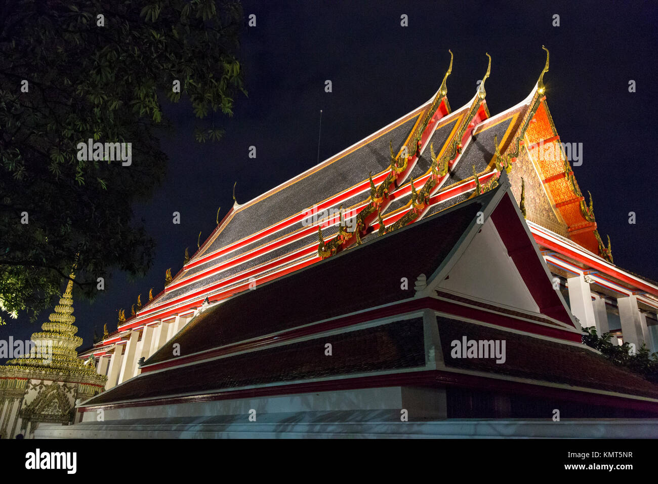 Bangkok, Tailandia. Night Shot di dettagli architettonici (chofa, il curling, le estensioni appuntita che rappresentano il Garuda, il veicolo di Vishnu. Foto Stock