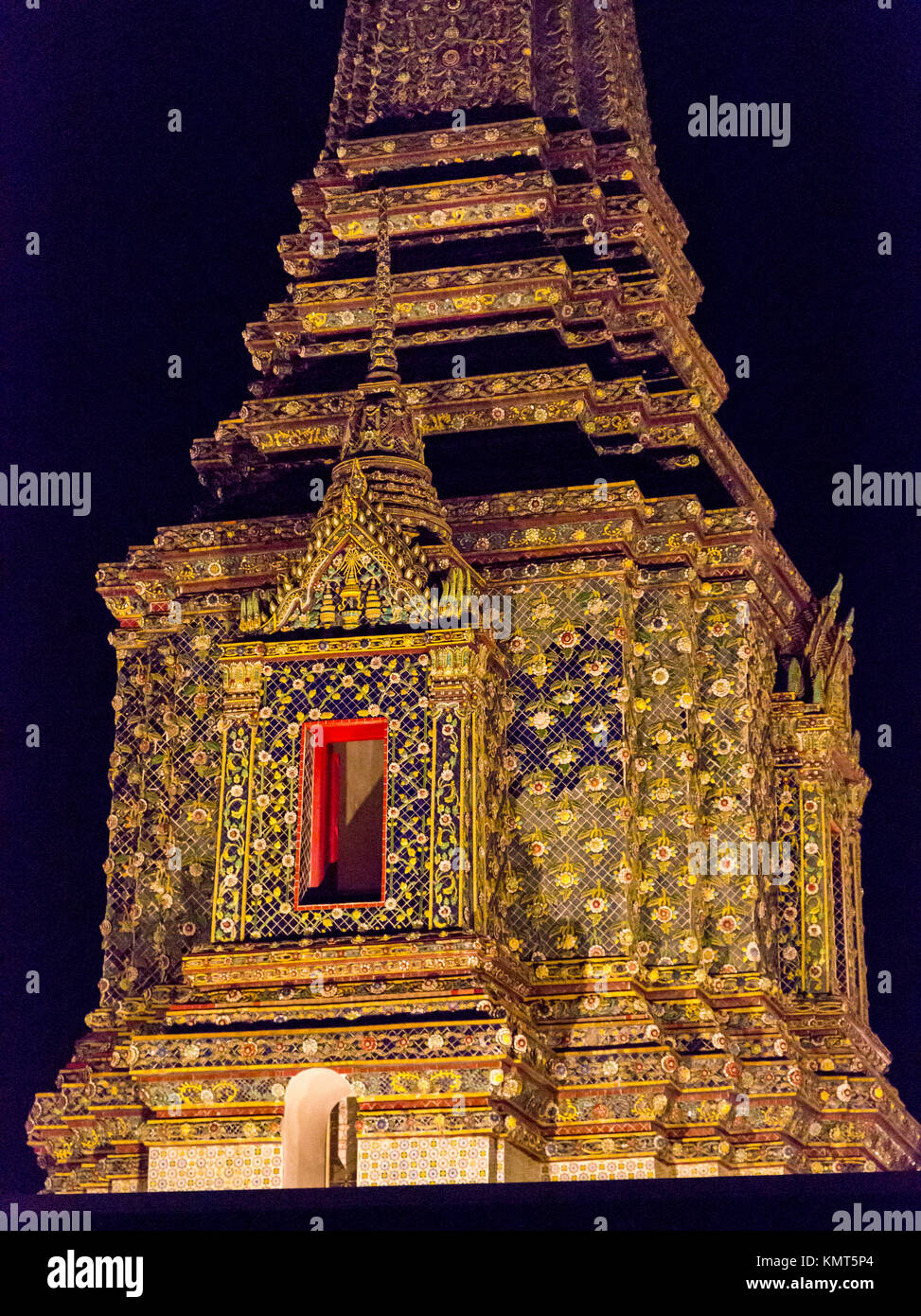 Bangkok, Tailandia. Phra Maha Chedi del Re Rama IV, in Wat Pho composto di Buddha reclinato. Foto Stock