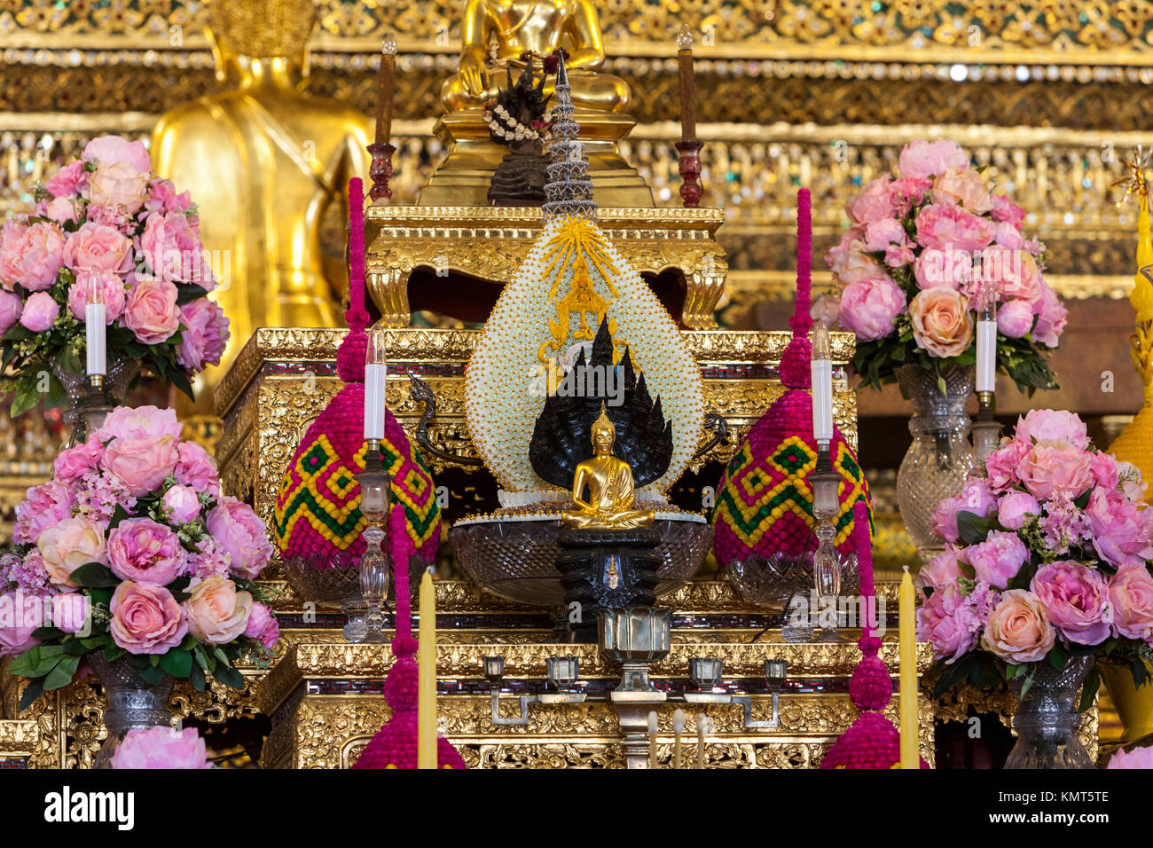 Bangkok, Tailandia. Dettagli sull'altare davanti al Buddha nella Phra Ubosot (ordinazione Hall) di Wat Pho tempio complesso. Foto Stock