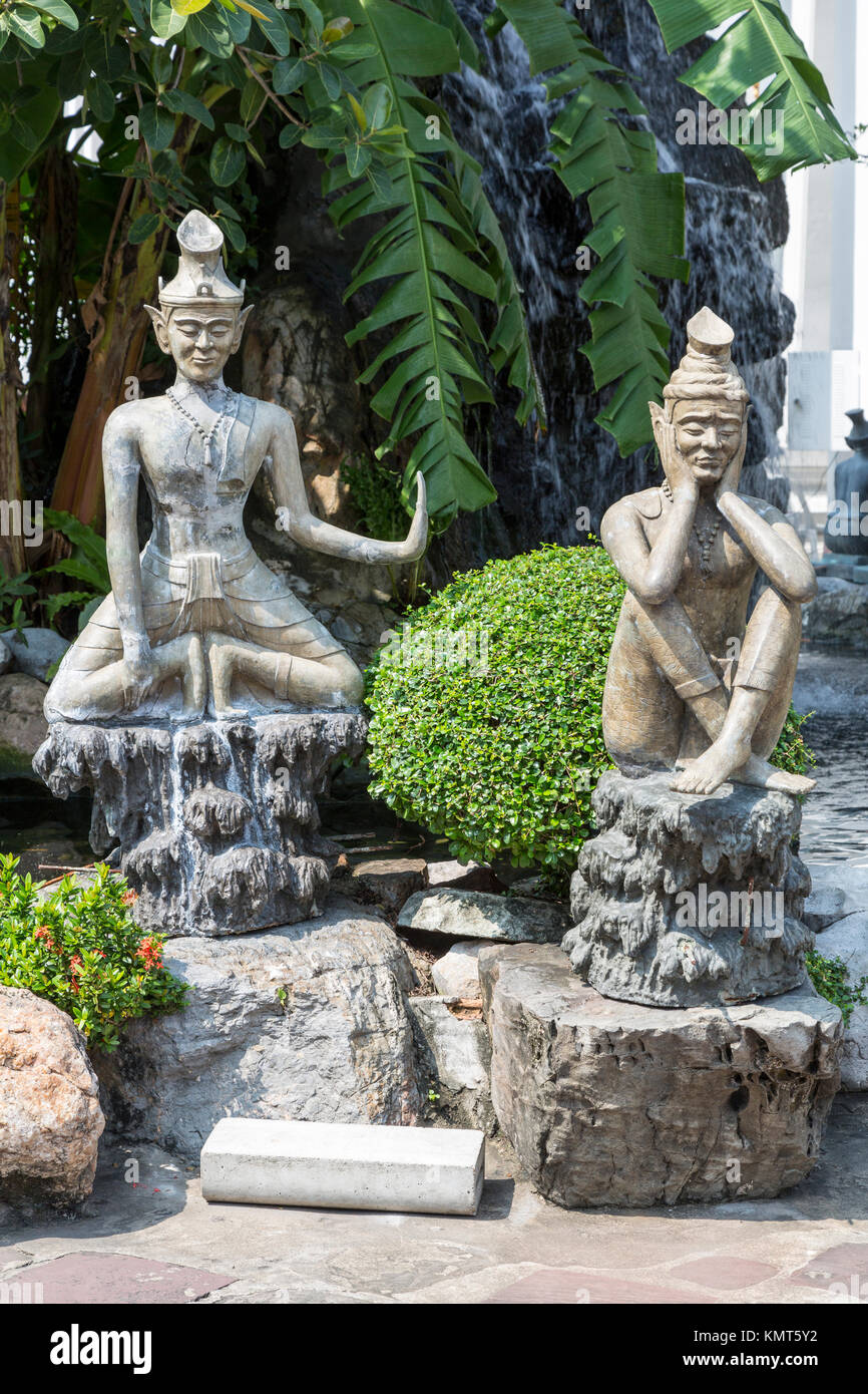 Bangkok, Tailandia. Statue nel giardino adiacente al Wat Pho tempio del Buddha reclinato. Foto Stock