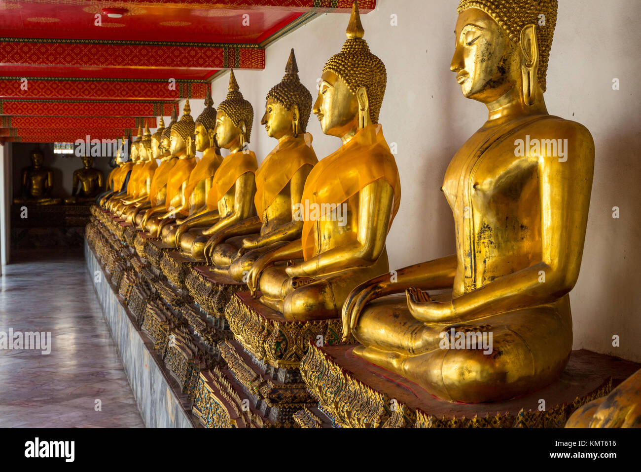Bangkok, Tailandia. Buddha nel Padiglione sud del Wat Pho tempio complesso. Il Buddha sono la dimostrazione di 'terra testimone' mudra (gesto). Foto Stock