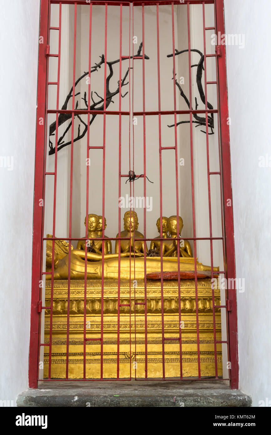Bangkok, Tailandia. Wat Arun. Adoratori e un Buddha sdraiato su un livello superiore della Stupa. Foto Stock