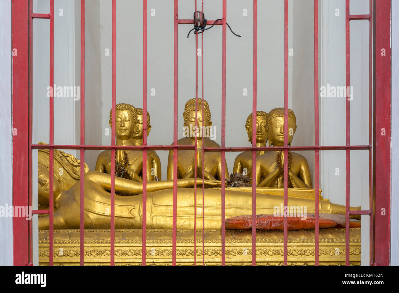 Bangkok, Tailandia. Wat Arun. Adoratori e un Buddha sdraiato su un livello superiore della Stupa. Foto Stock