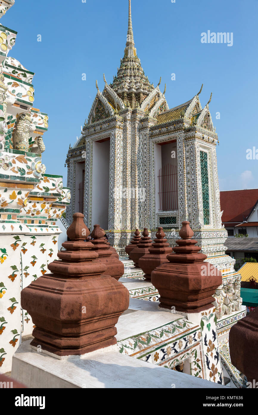 Bangkok, Tailandia. Wat Arun vista al primo livello superiore. Foto Stock